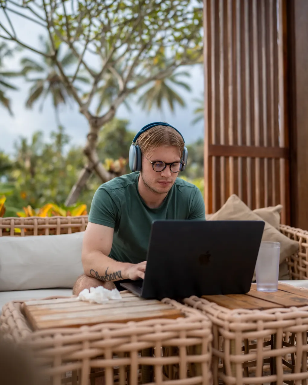 digital marknadsföring - elliot jobbar på laptop i naturen